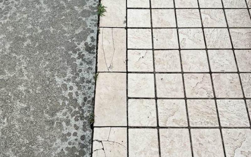 Piastrelle di un pavimento esterno rotte