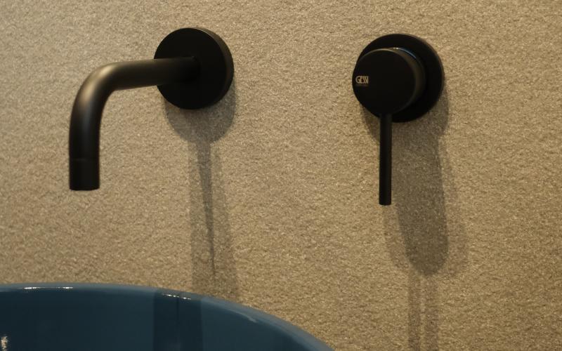 bagno bianco rubinetteria nera