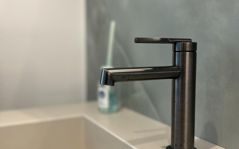 arredamento bagno piastrelle verdi rubinetteria nera