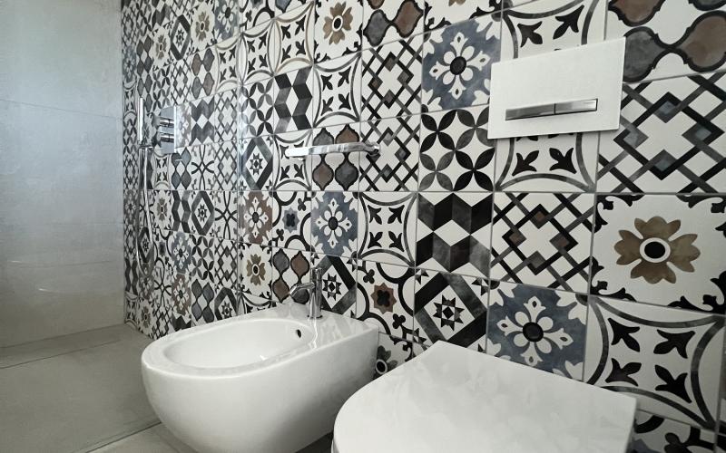 bagno lavanderia con cementine geometriche