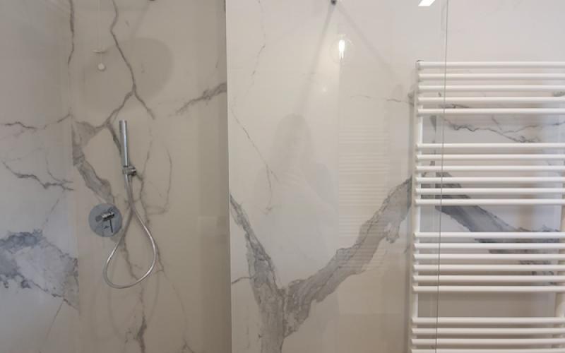 Shower with marble effect stoneware tiles in Vicenza