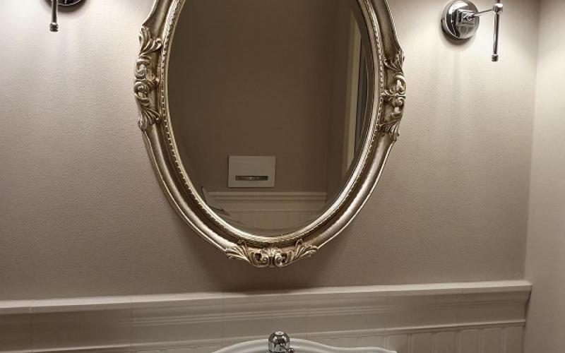 Classic-style mirror for a bathroom in Vicenza
