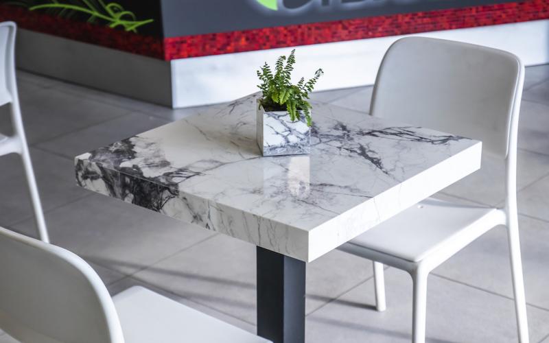 Tavoli da bar rivestiti in grès effetto marmo lucido