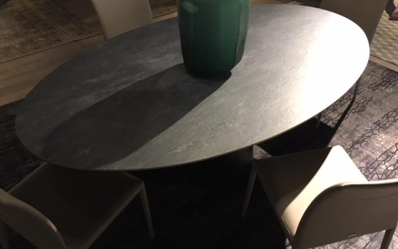 tavolo ovale in gres porcellanato 