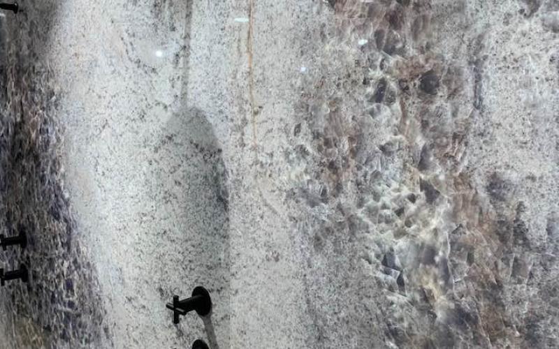 Doccia rivestita con grandi lastre di grès effetto marmo prezioso