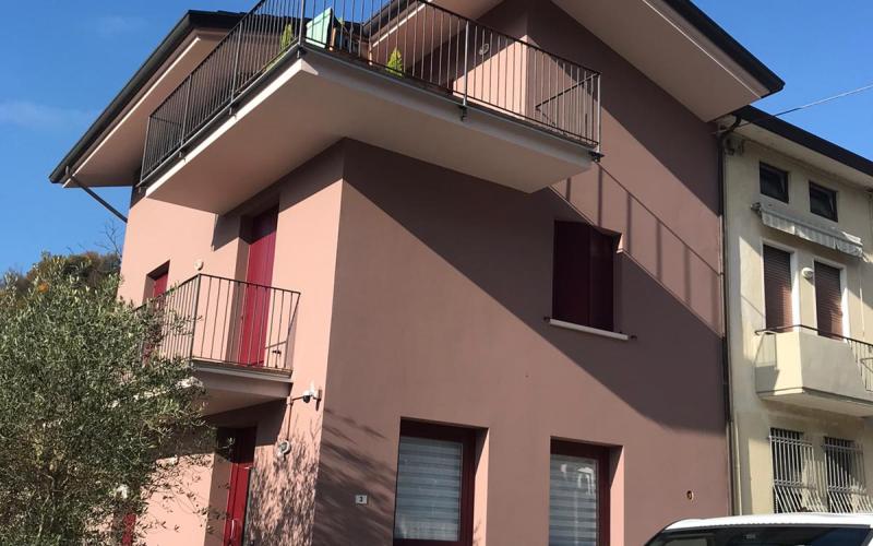Bonus facciata a Vicenza: tinteggiatura autopulente casa privata, installazione del ponteggio