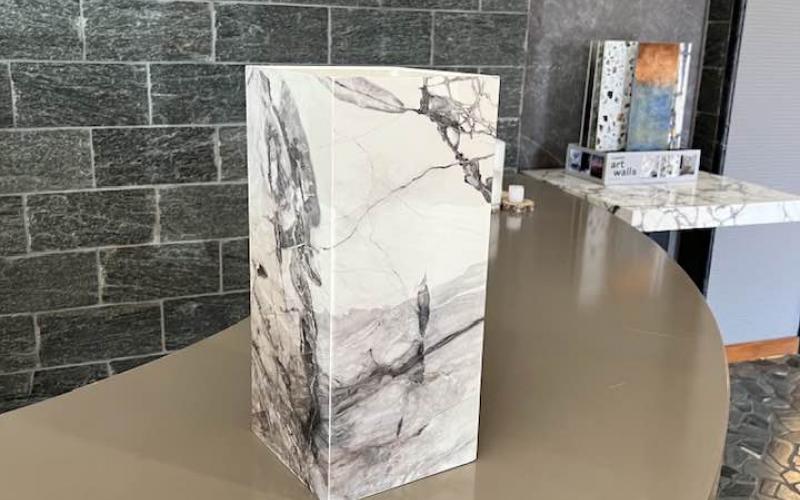 Vaso di medie dimensioni in grès effetto marmo lucido