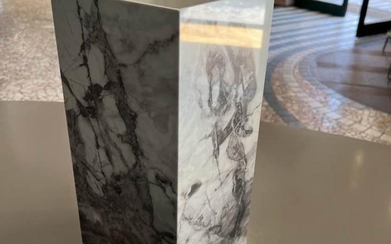 Vaso di medie dimensioni in grès effetto marmo lucido