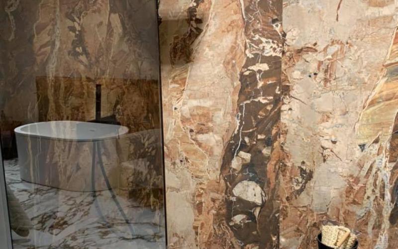 Walk-in shower and large ceramic slabs marble effect