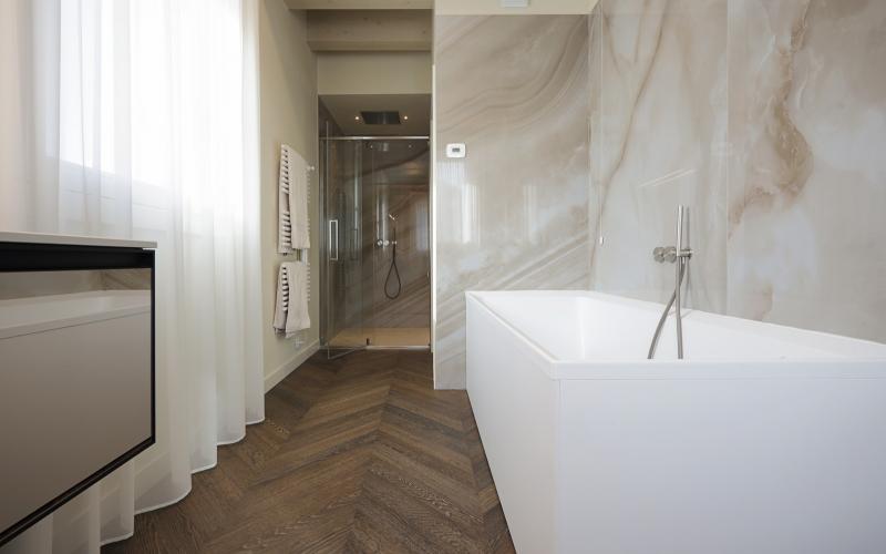 Alabaster effect tiles bathroom Vicenza