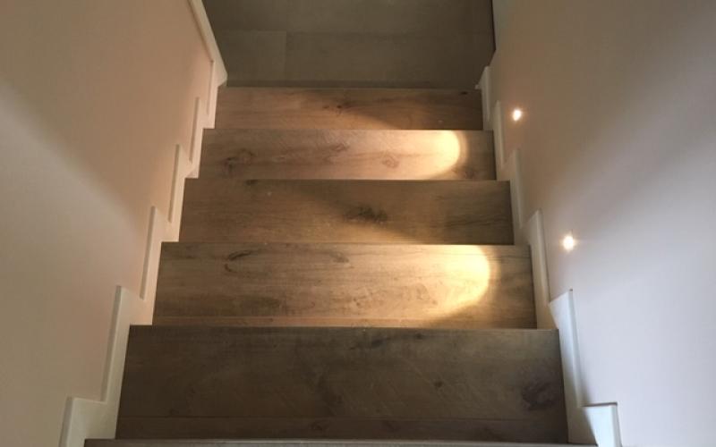 Wood-effect stoneware staircase, stoneware treads and risers