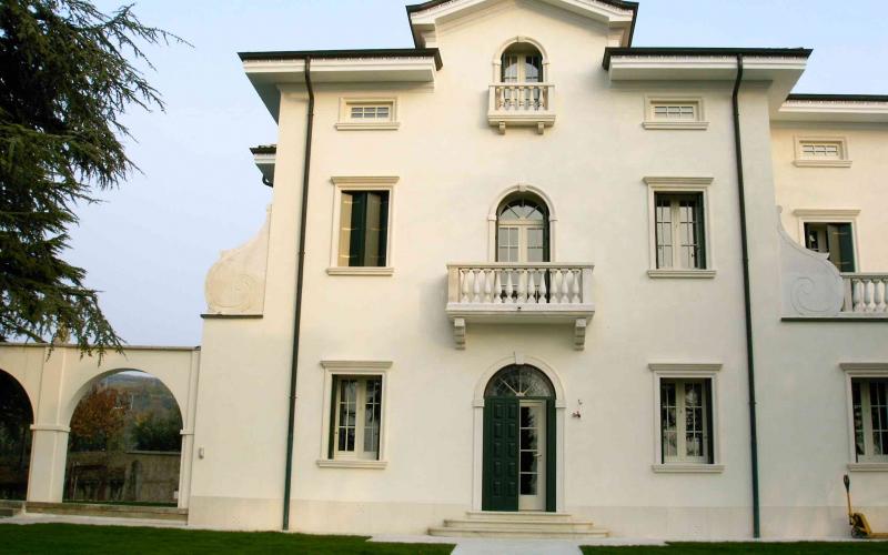 Posa di quadrotte di legno intarsiato in una villa a Verona