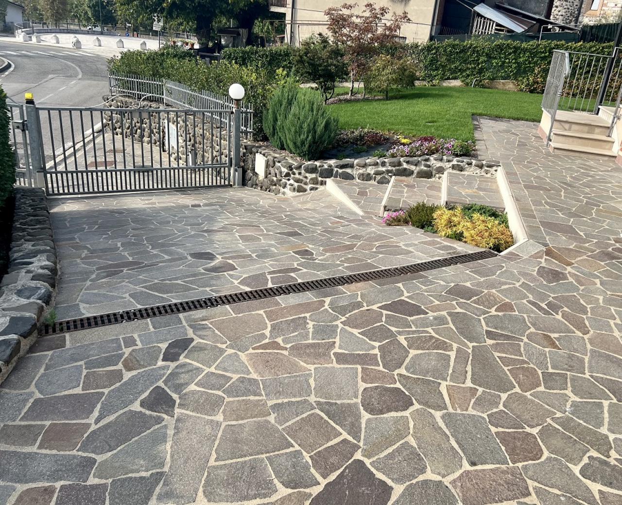 Piastrelle effetto pietra per pavimenti esterni Adige