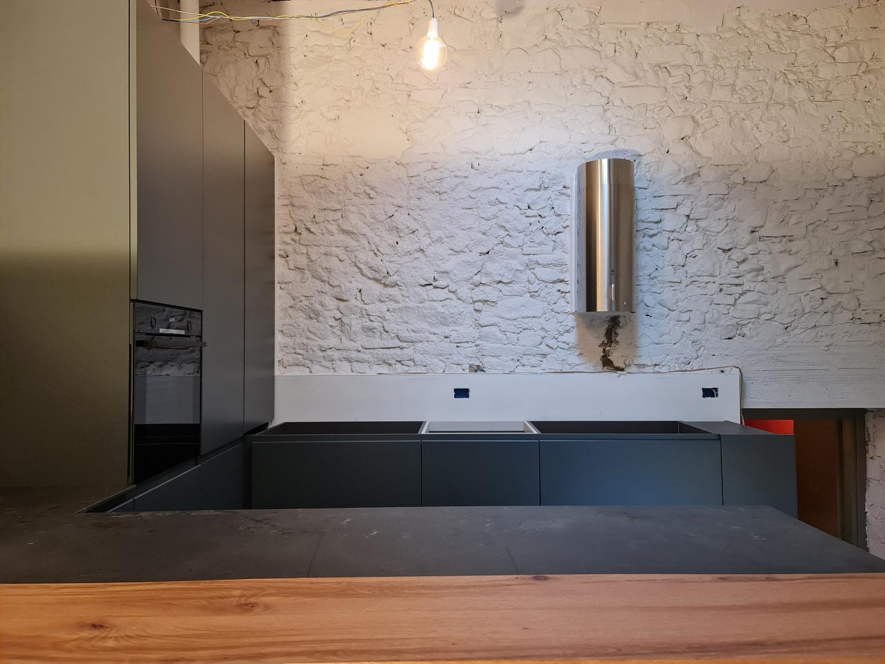 Una cucina su misura in una casa stile industrial ad Arzignano