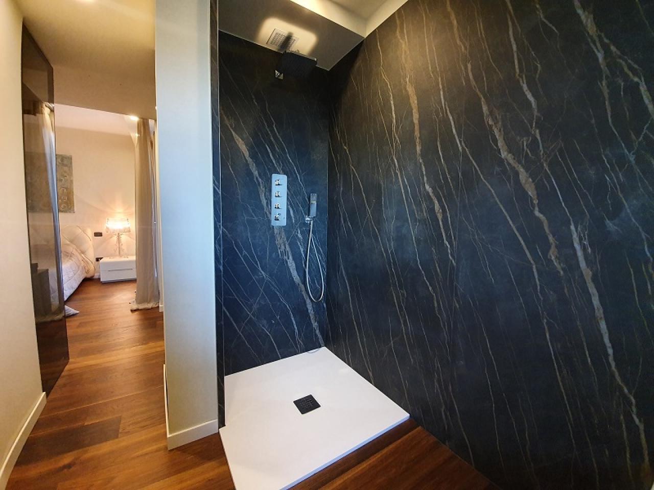 Rivestimento per doccia - Muro effetto marmo naturale grigio