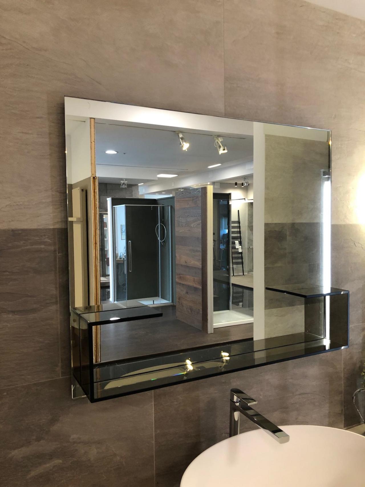 Specchio semplice da bagno rettangolare a parete 80x60 cm con mensole in  vetro