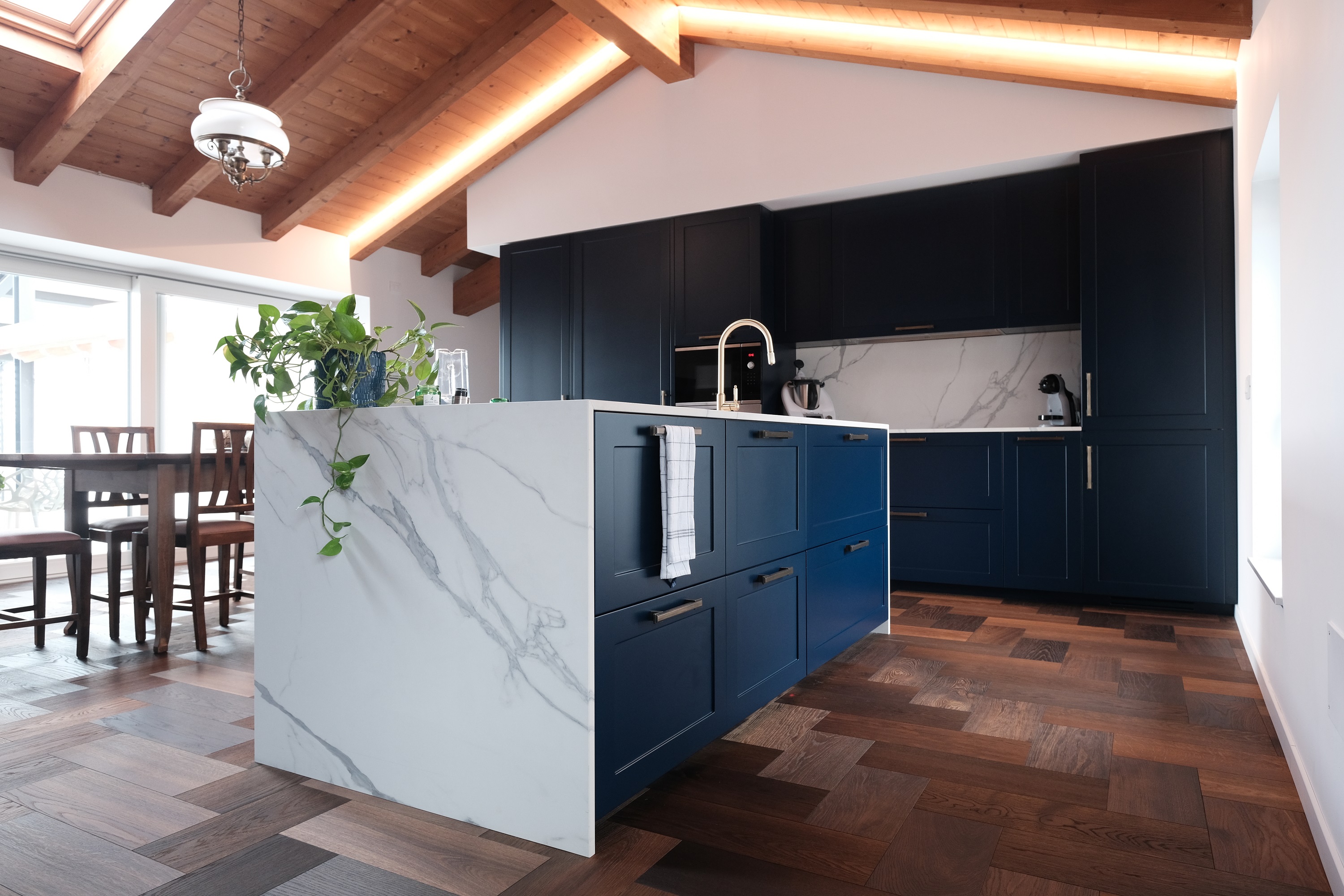 arredamento cucina stile classico blu e bianca