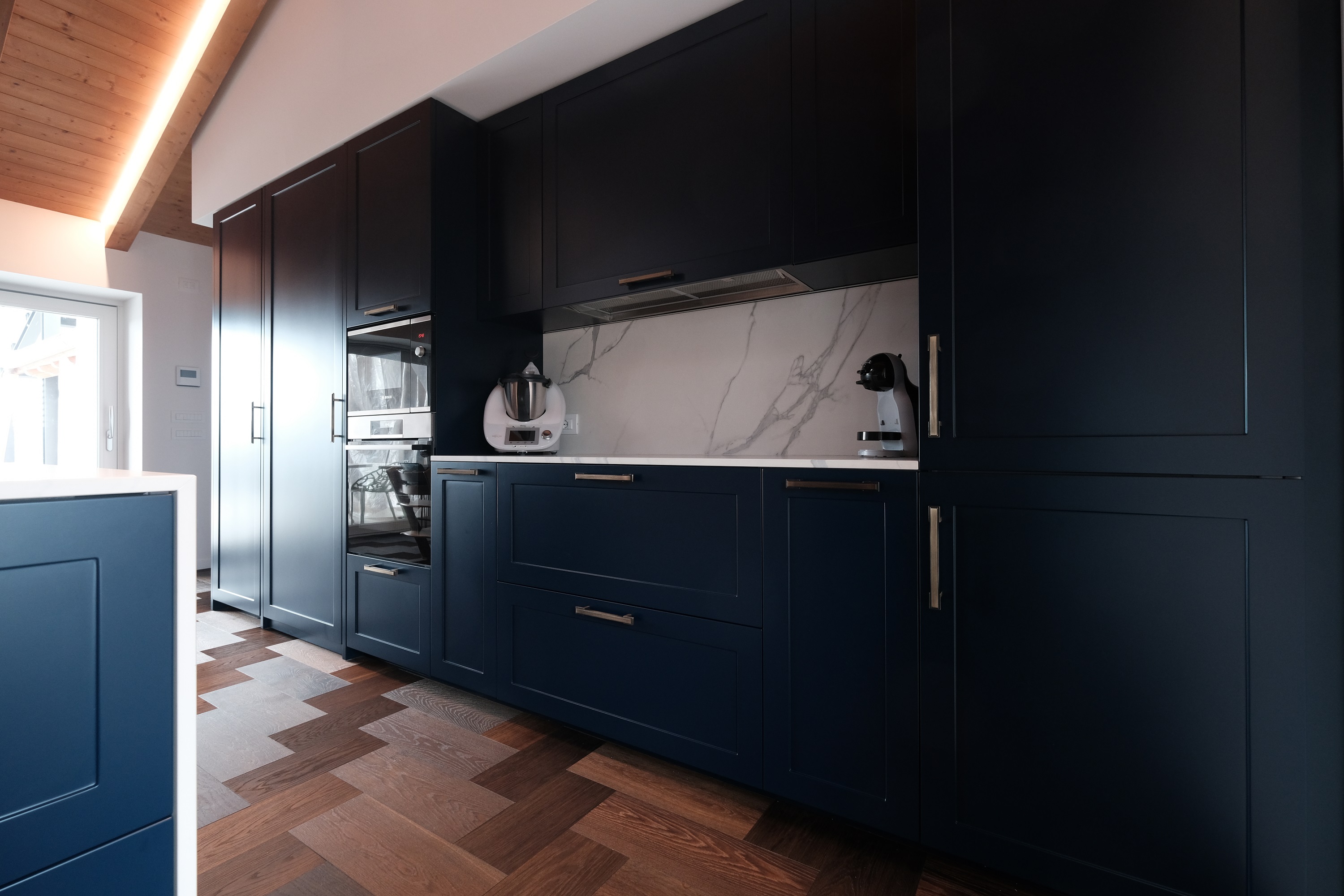 arredamento cucina stile classico blu e bianca