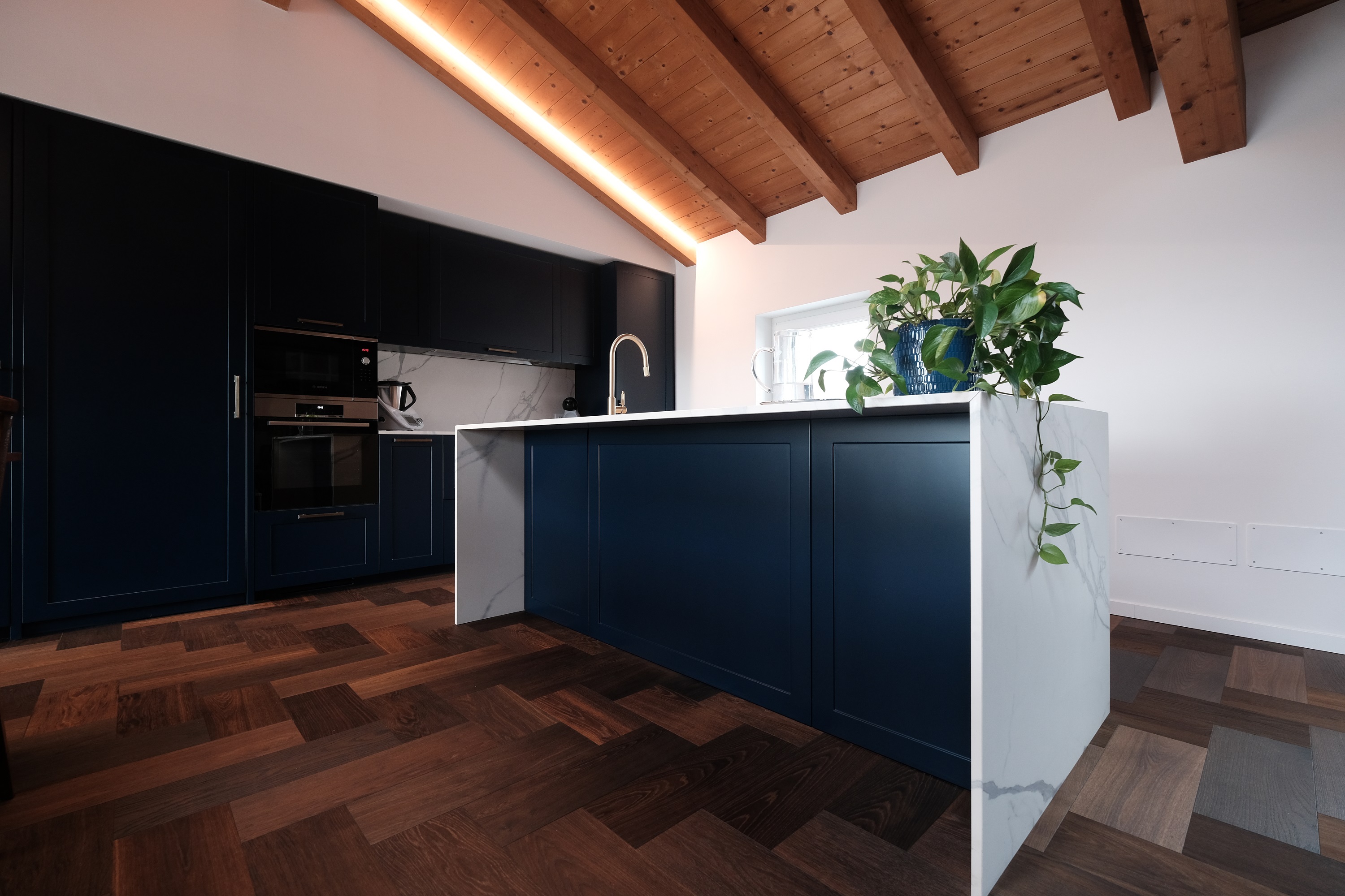 arredamento cucina stile classico blu e bianca