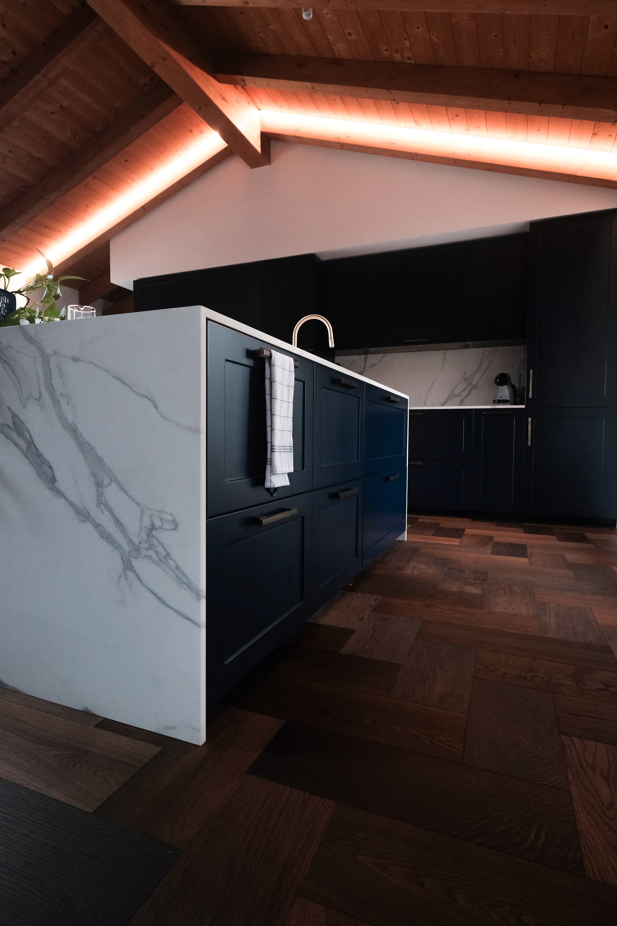 arredamento cucina stile classico blu e bianca