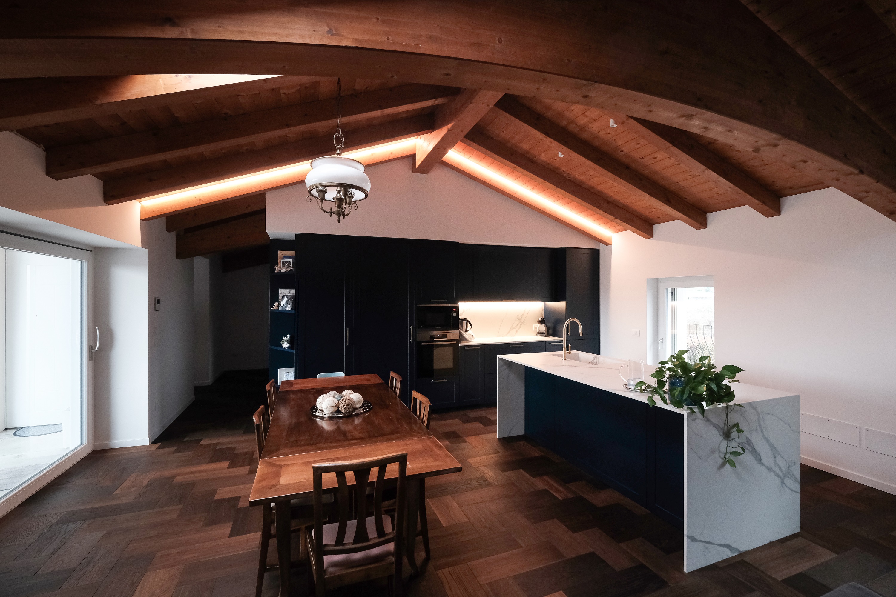 arredamento cucina stile classico blu e bianca