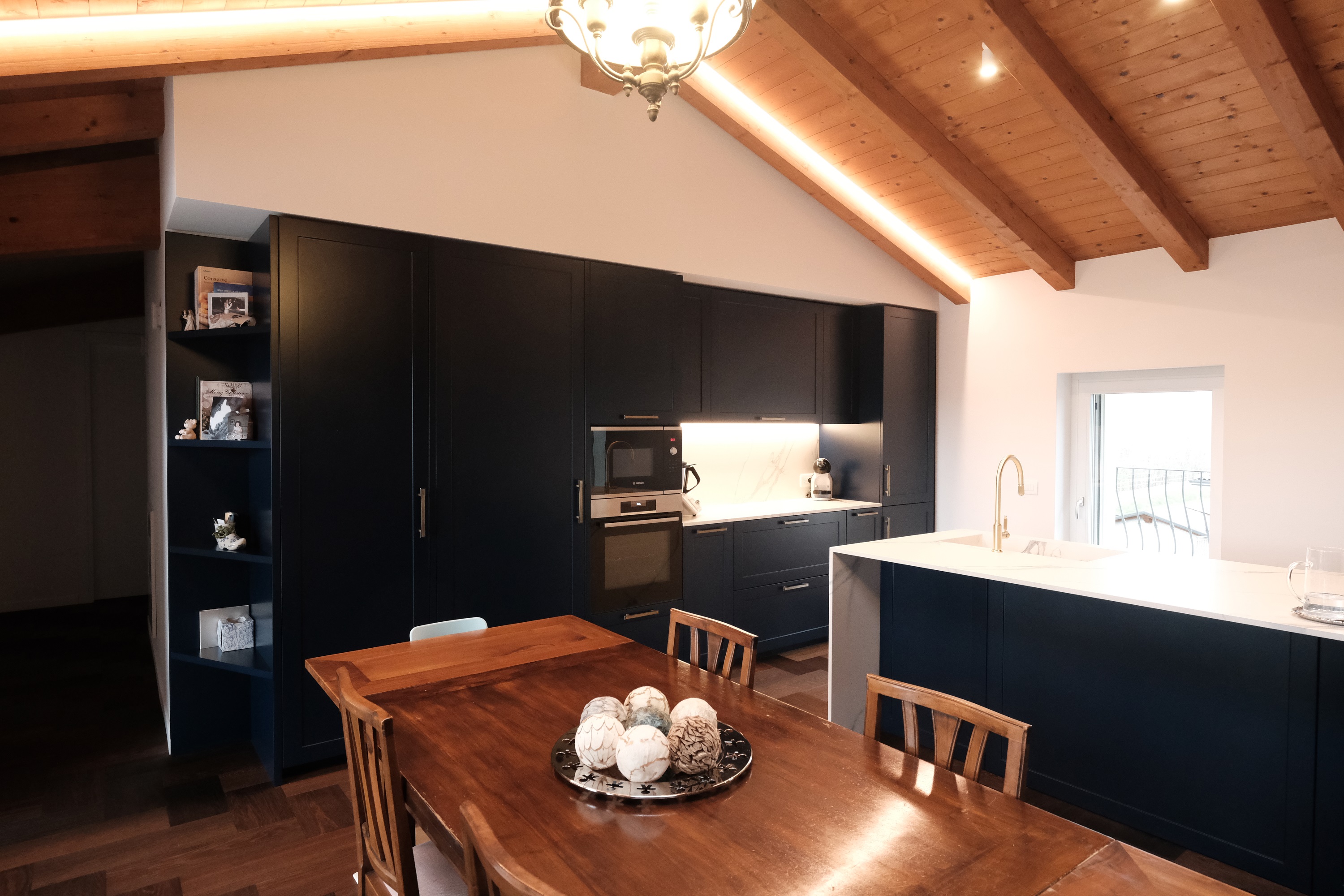 arredamento cucina stile classico blu e bianca