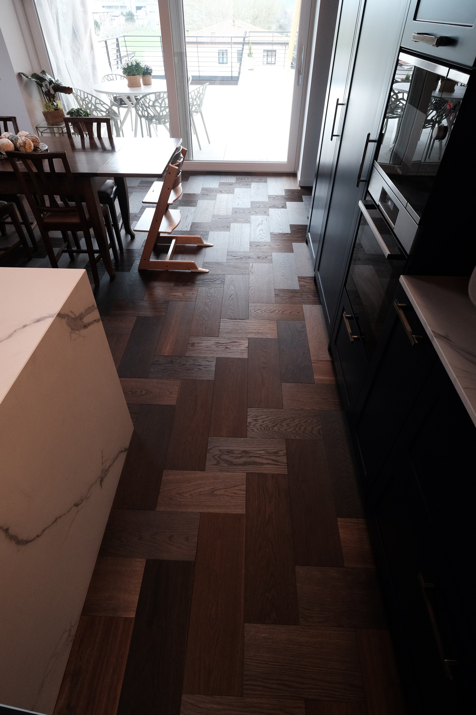 pavimento in legno rovere scuro