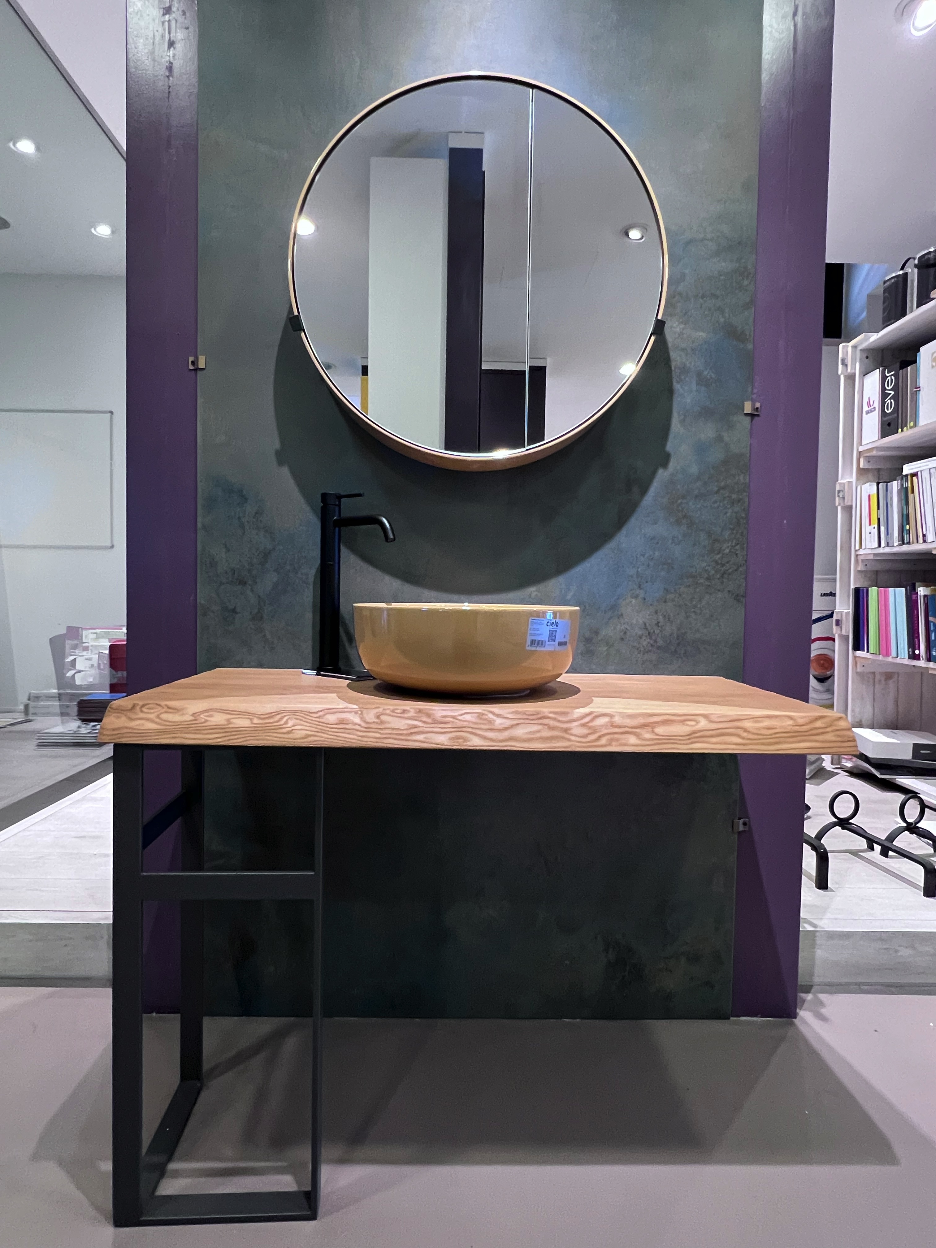 arredo bagno mensola legno catino giallo