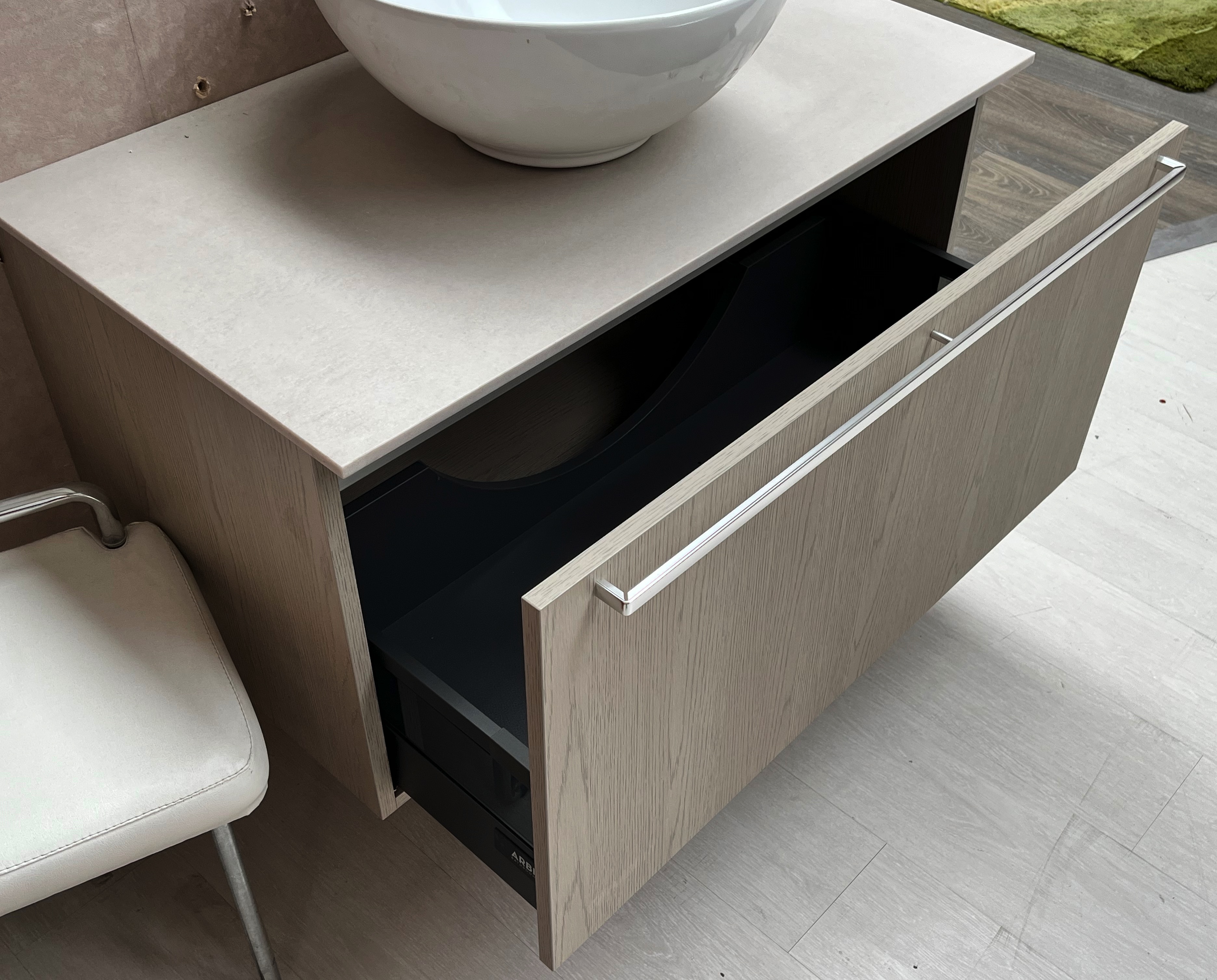 mobile bagno sospeso gres ed effetto legno