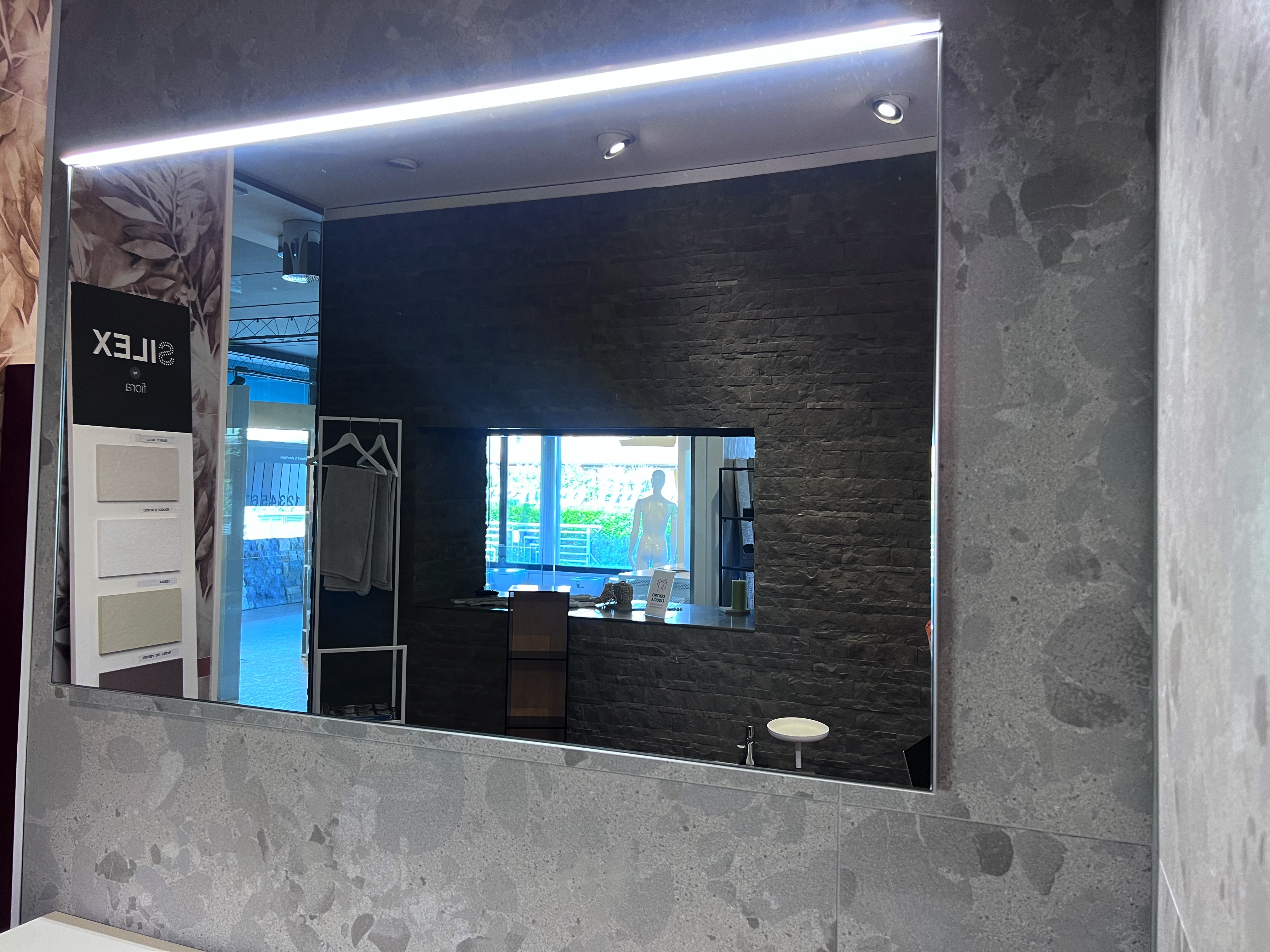 specchio bagno con striscia a Led