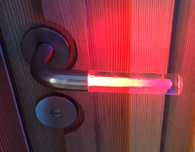 Accessori per bagno pubblico: maniglia con luce rossa e verde