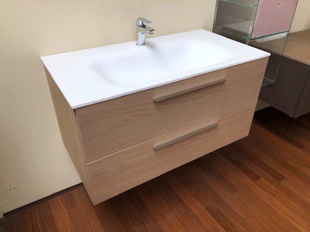 Mobile bagno in legno con piano in corian scontato