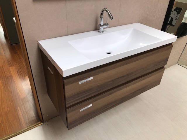 Mobile bagno in laminato con piano in resina lucida offerta