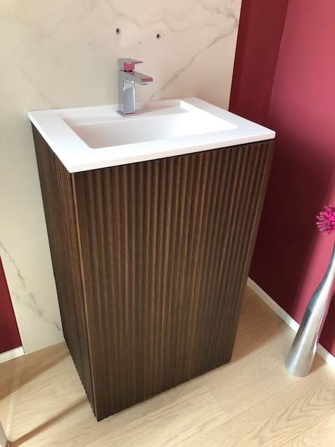 Mobile bagno free standing in legno con lavabo in resina Pellizzari