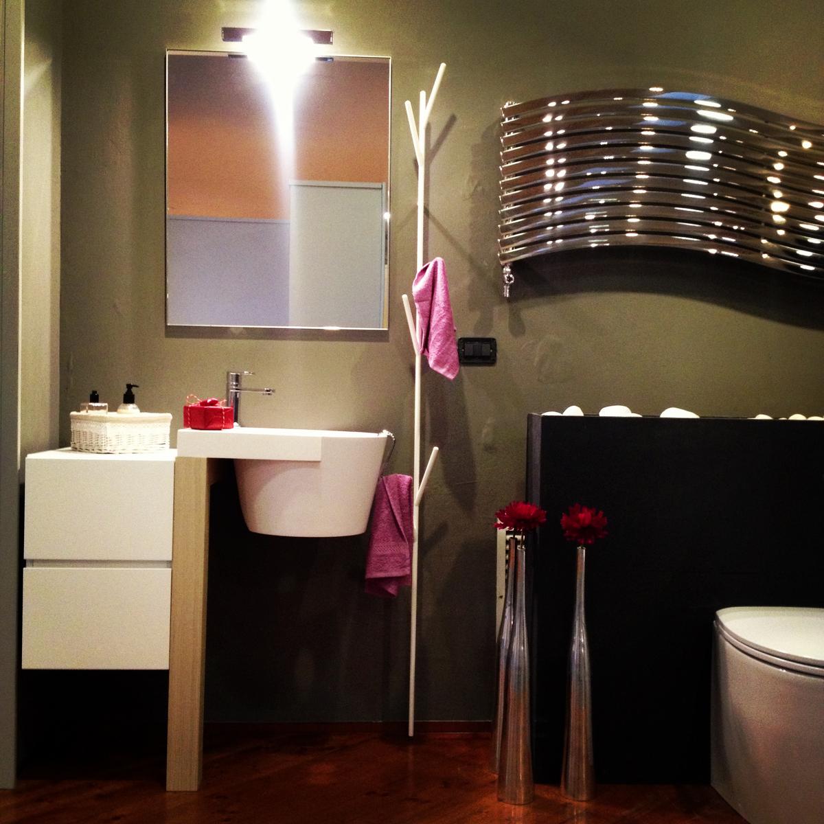 Nell'immagine si vede un mobile bagno in rovere