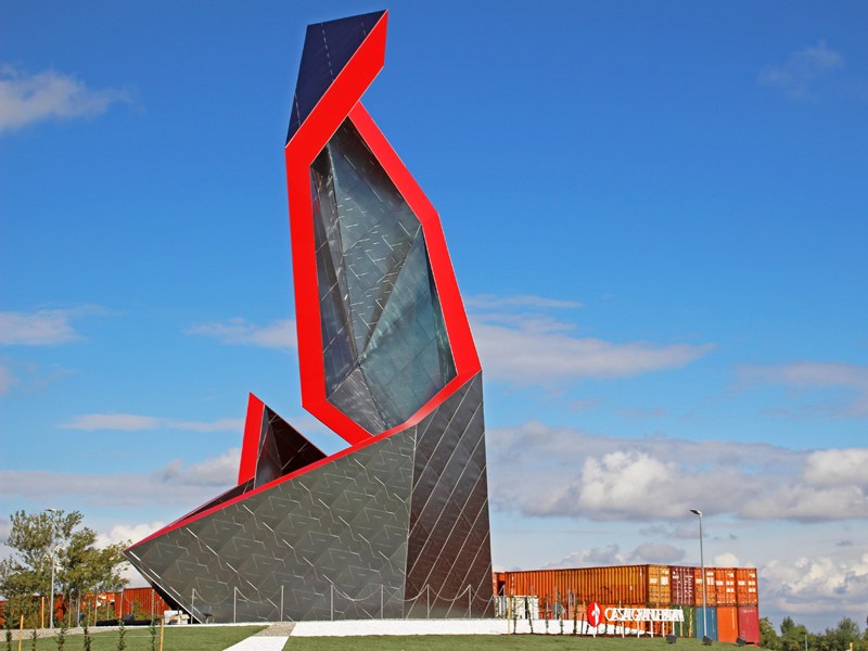 Installazione di Libeskind su una rotatoria, dono di Casalgrande Padana alla città