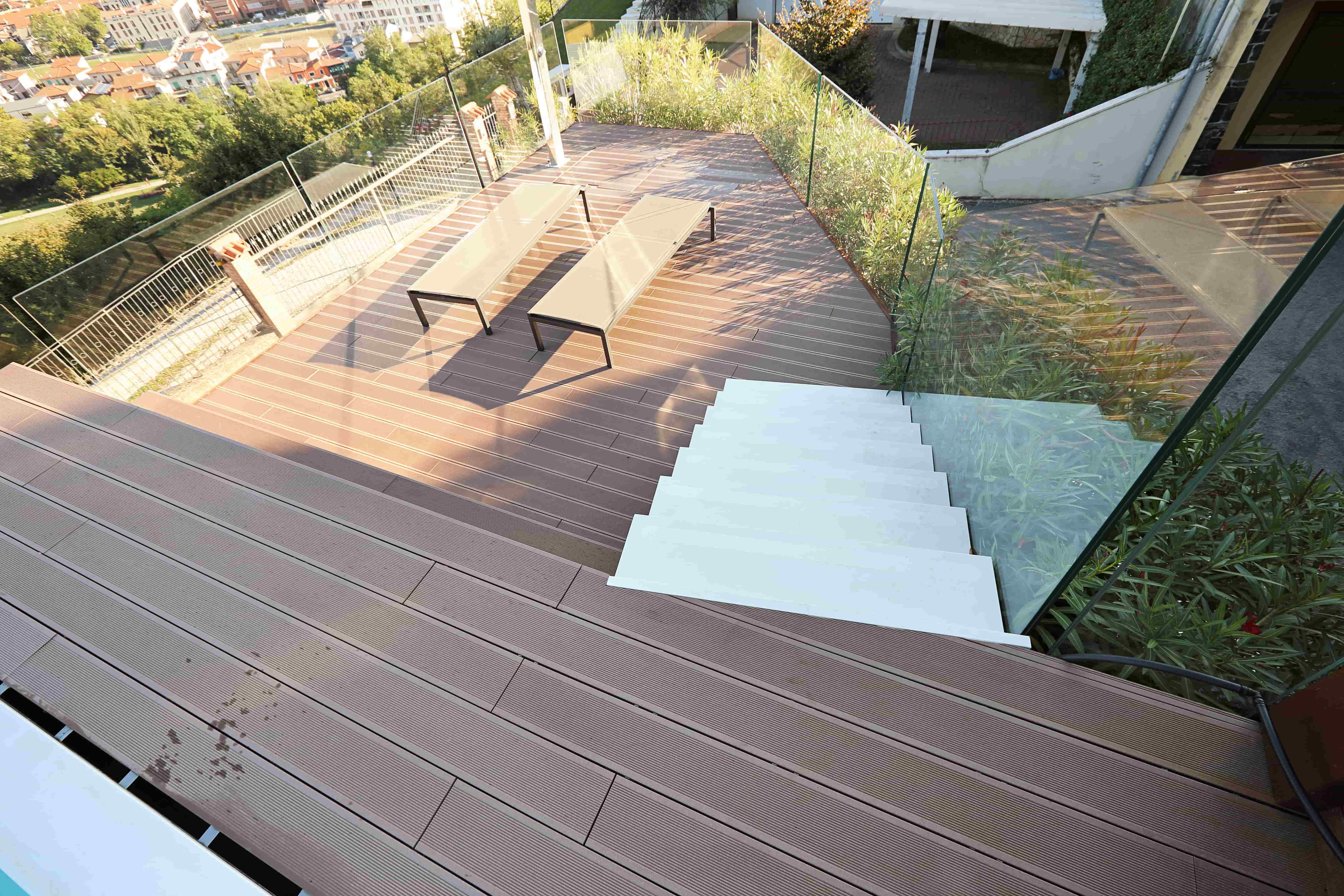 Decking in WPC, piscina a Verona