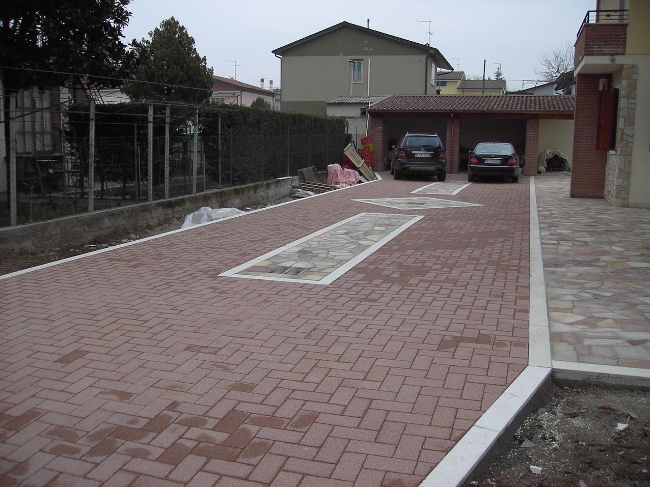 Pavimento esterno in betonella autobloccante posata a spina pesce