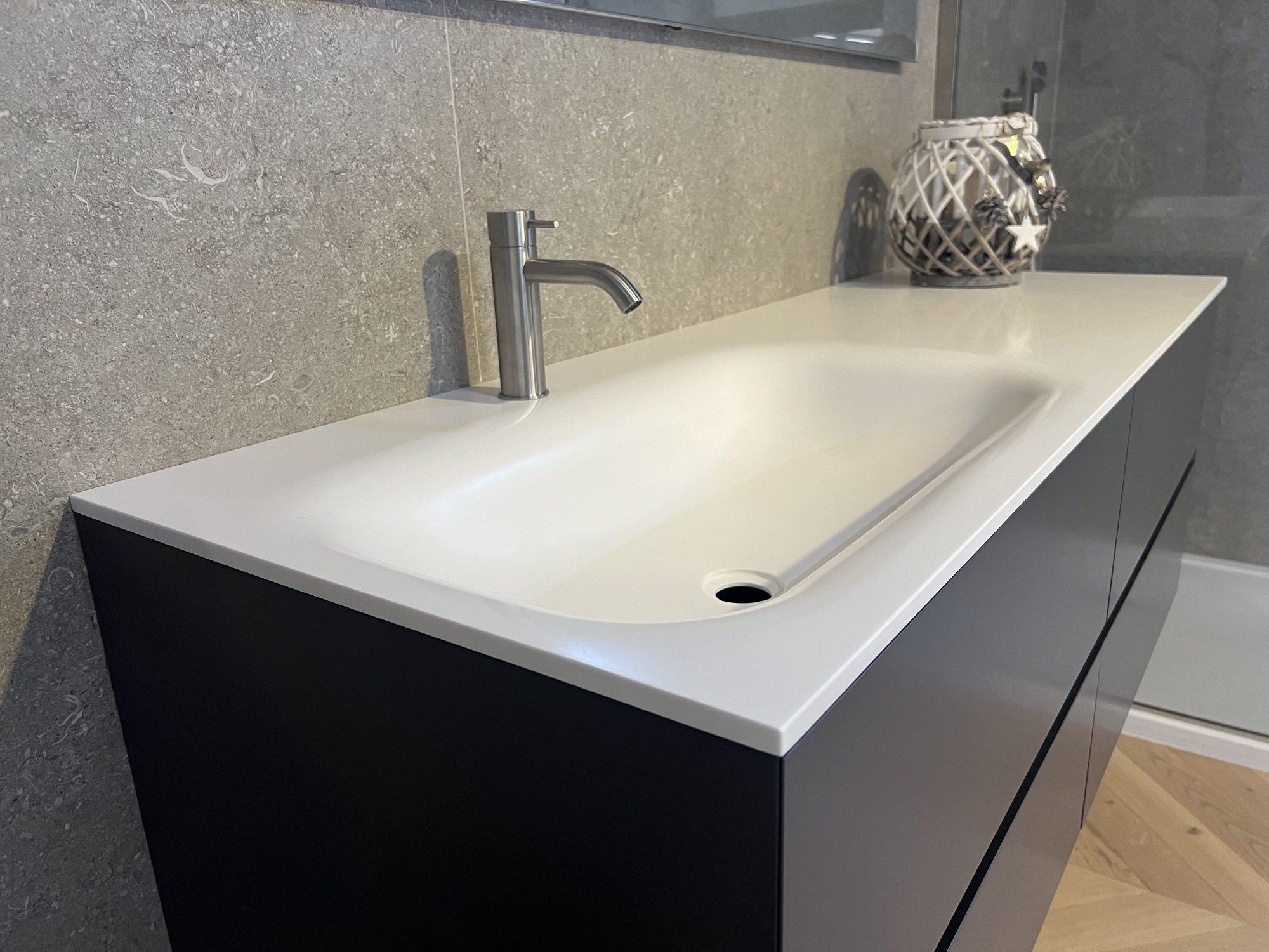 mobile bagno piano corian lavabo integrato prezzo outlet