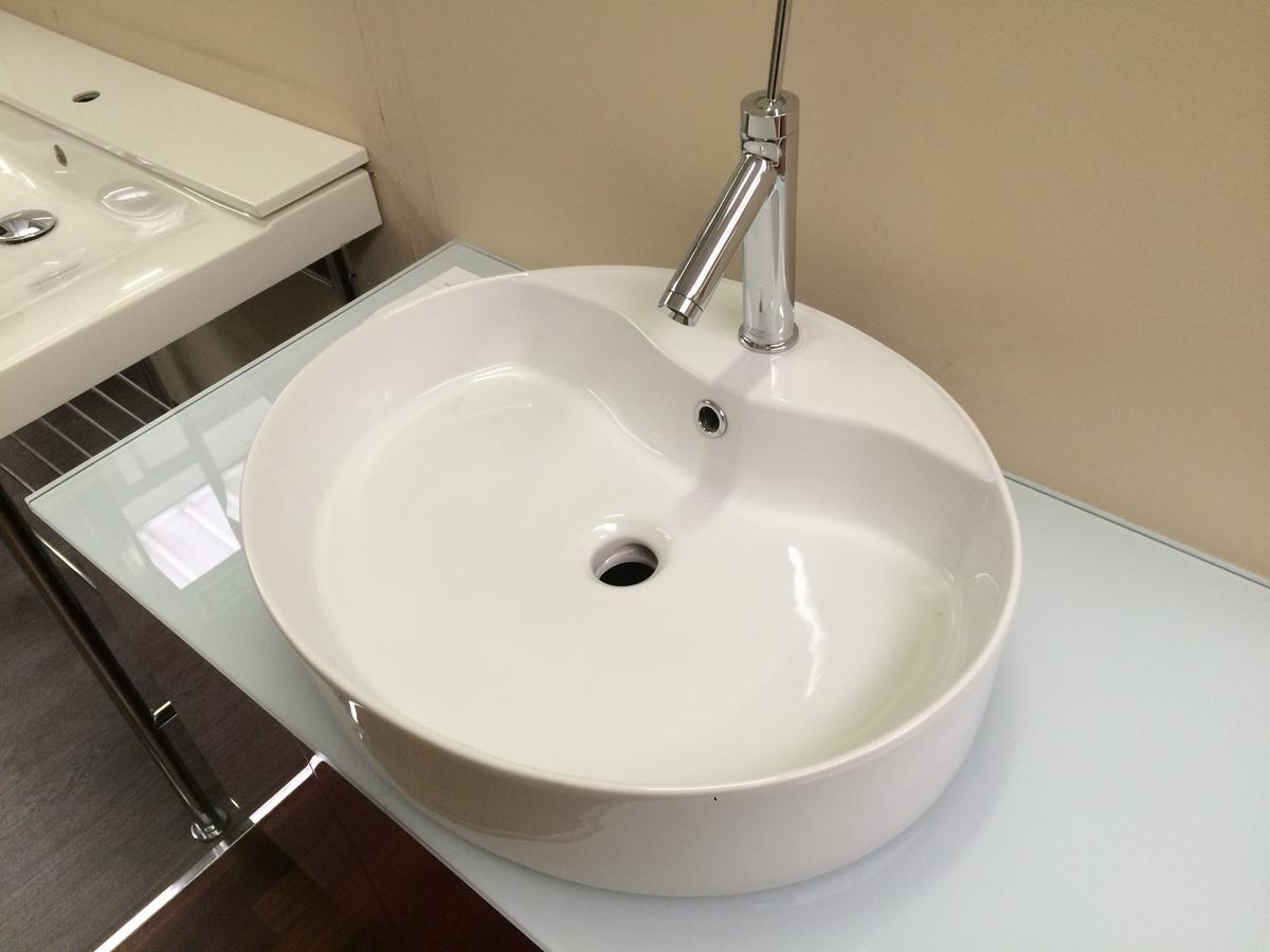 lavabo in ceramica, con ripiano per miscelatore