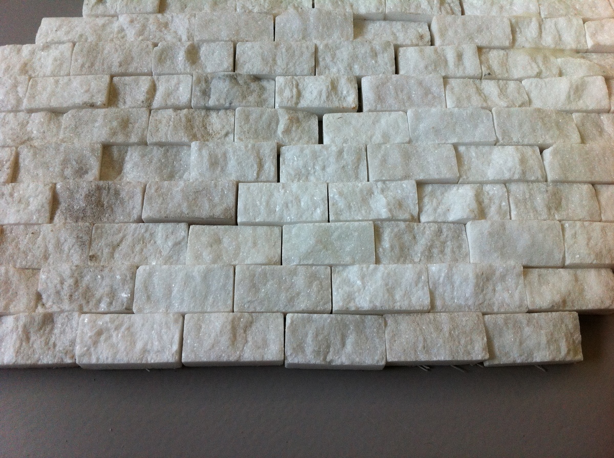 Mosaico quarzite white tessere a spacco su rete € 60,00 i.c.