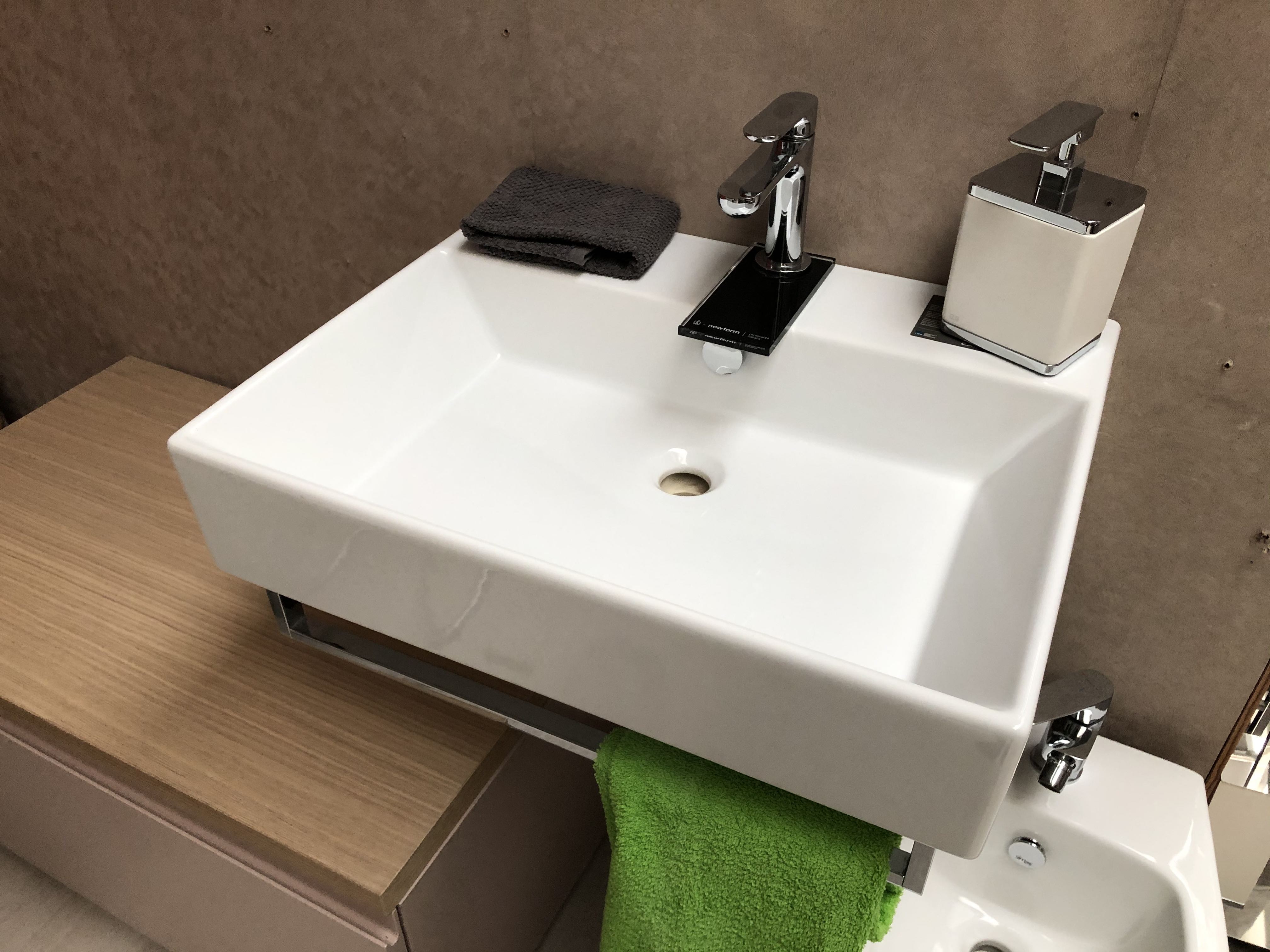 Lavabo in ceramica Catalano in offerta Pellizzari