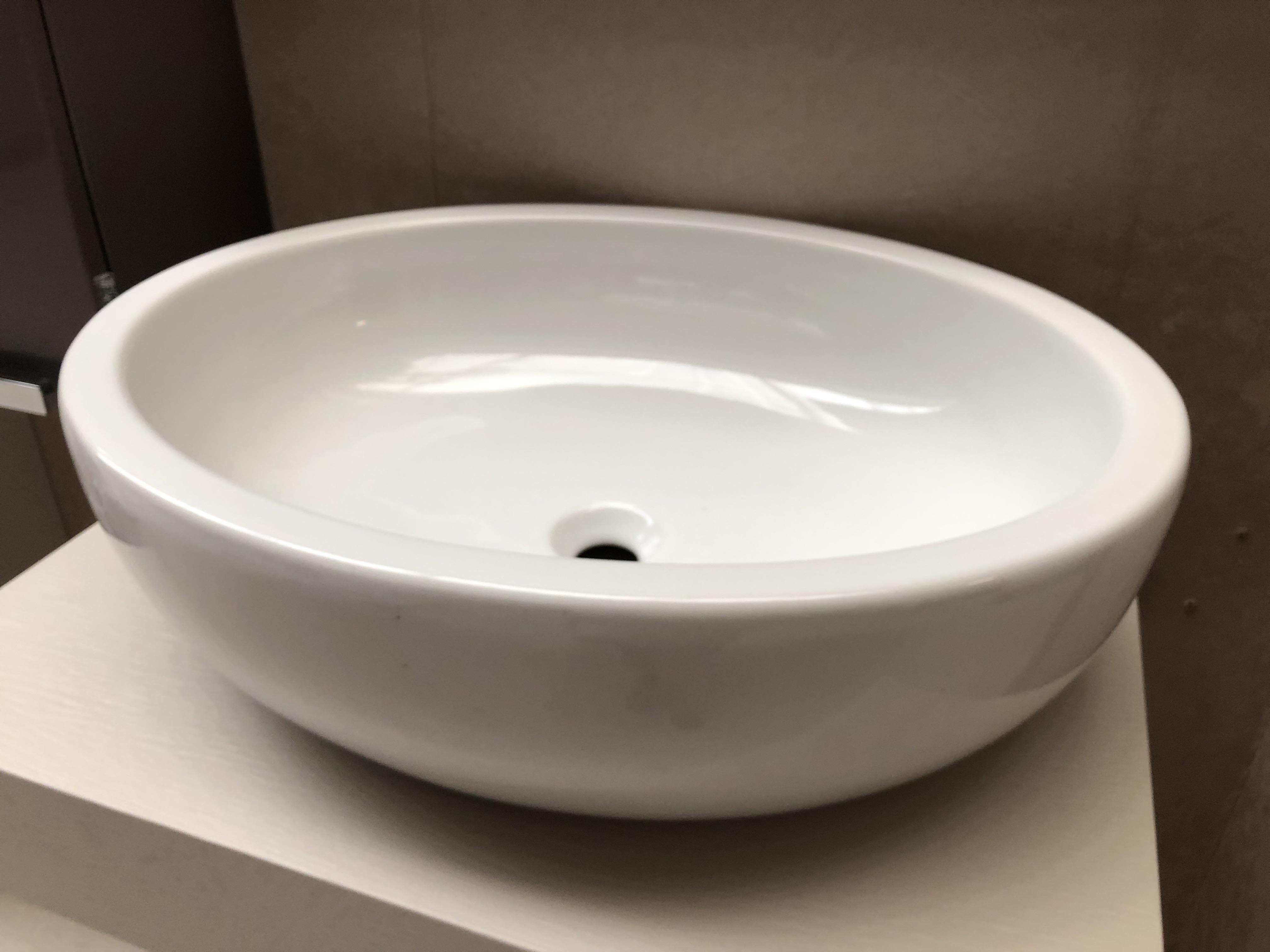 Lavabo in ceramica capiente in offerta da Pellizzari Fratelli