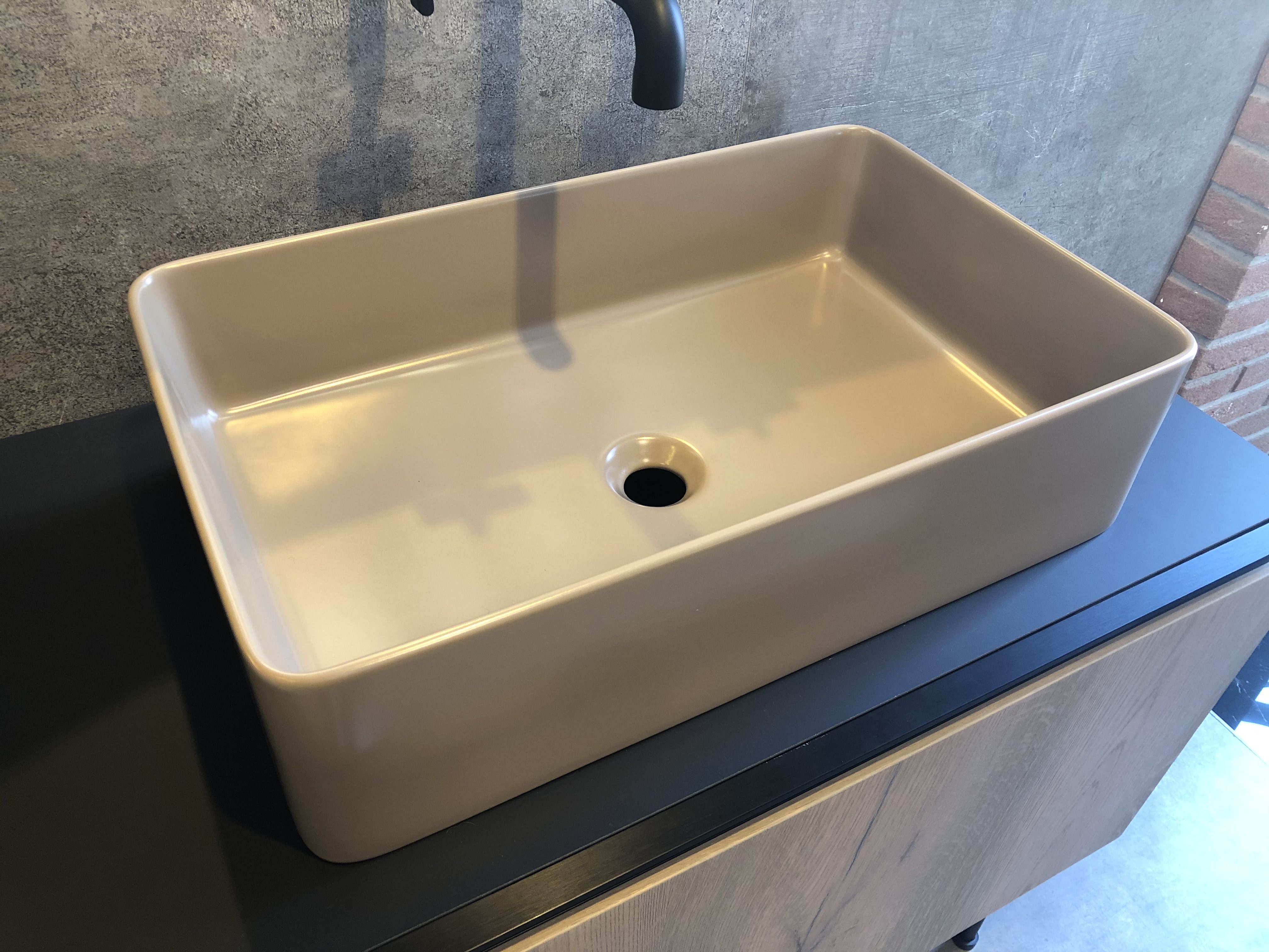 Lavabo colorato in ceramica offerta Pellizzari Vicenza