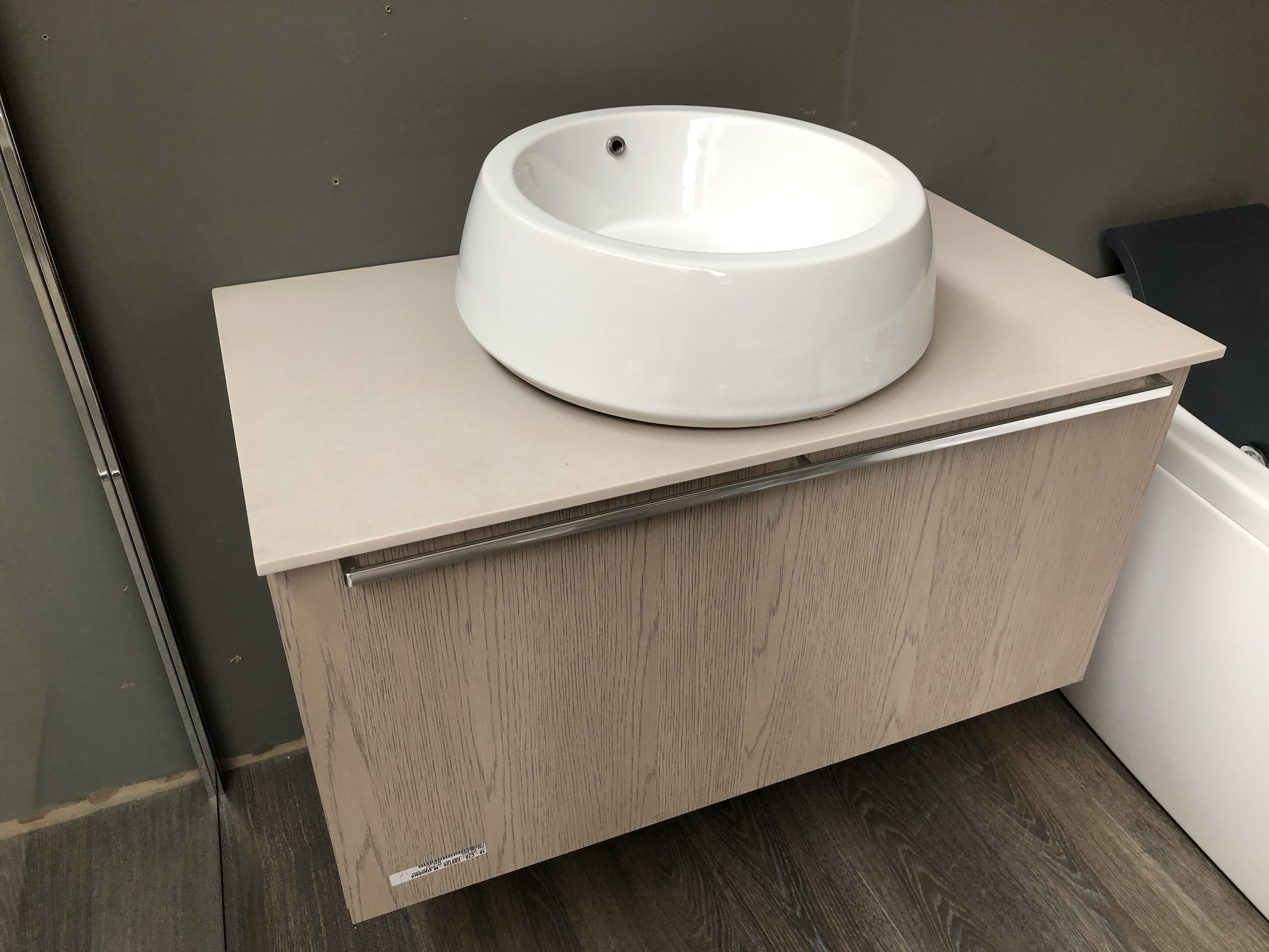 Mobile sospeso in laminato colore rovere con lavabo in ceramica