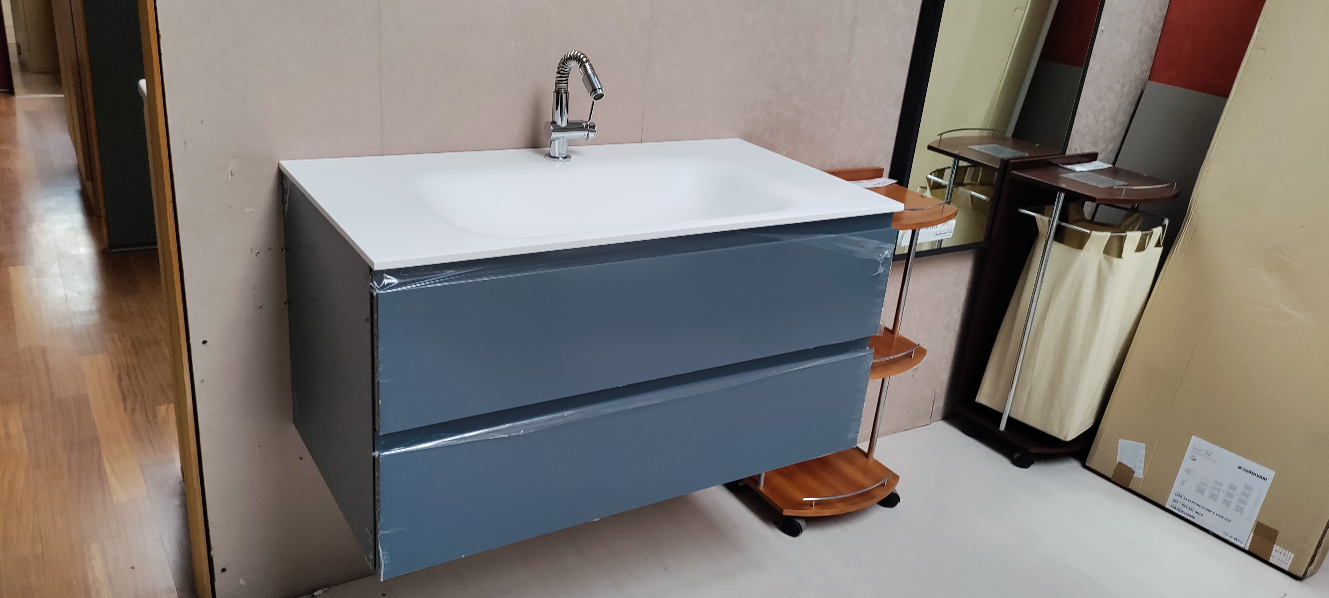 Mobile bagno laccato con piano in corian