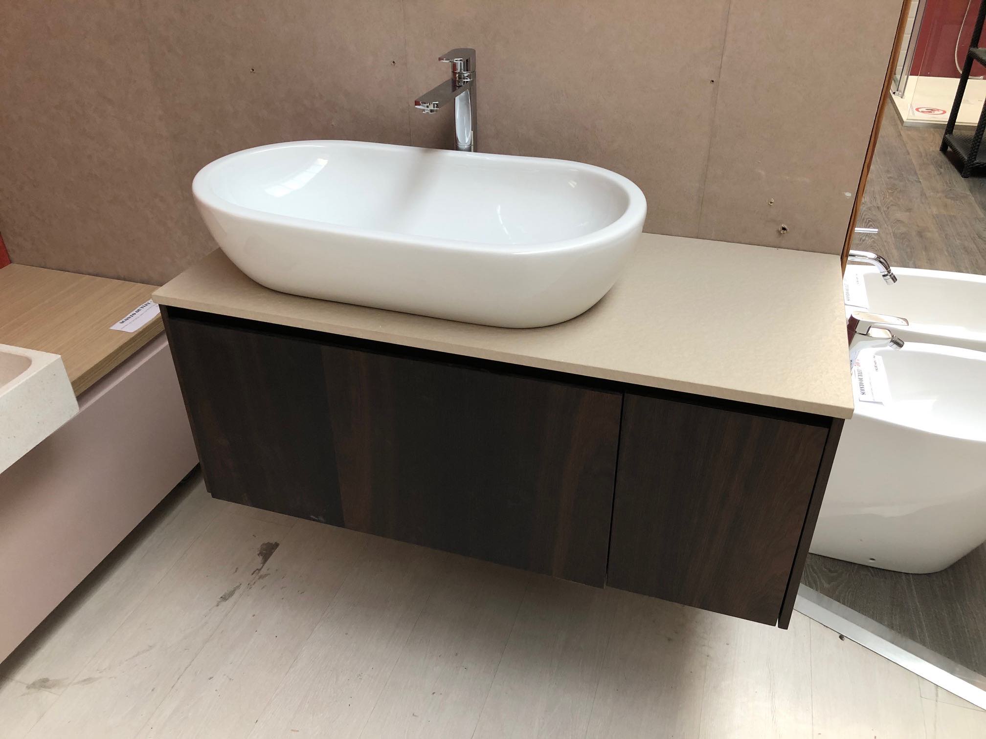 Mobile bagno in legno con lavabo in occasione Pellizzari