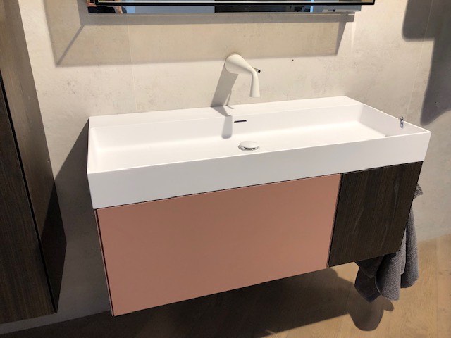 Mobile bagno sospeso con lavabo grande in corian