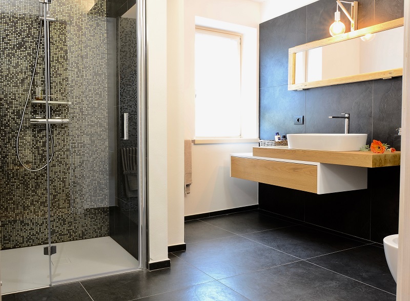 bagno moderno piastrelle rivestimento mosaico mobile legno Verona