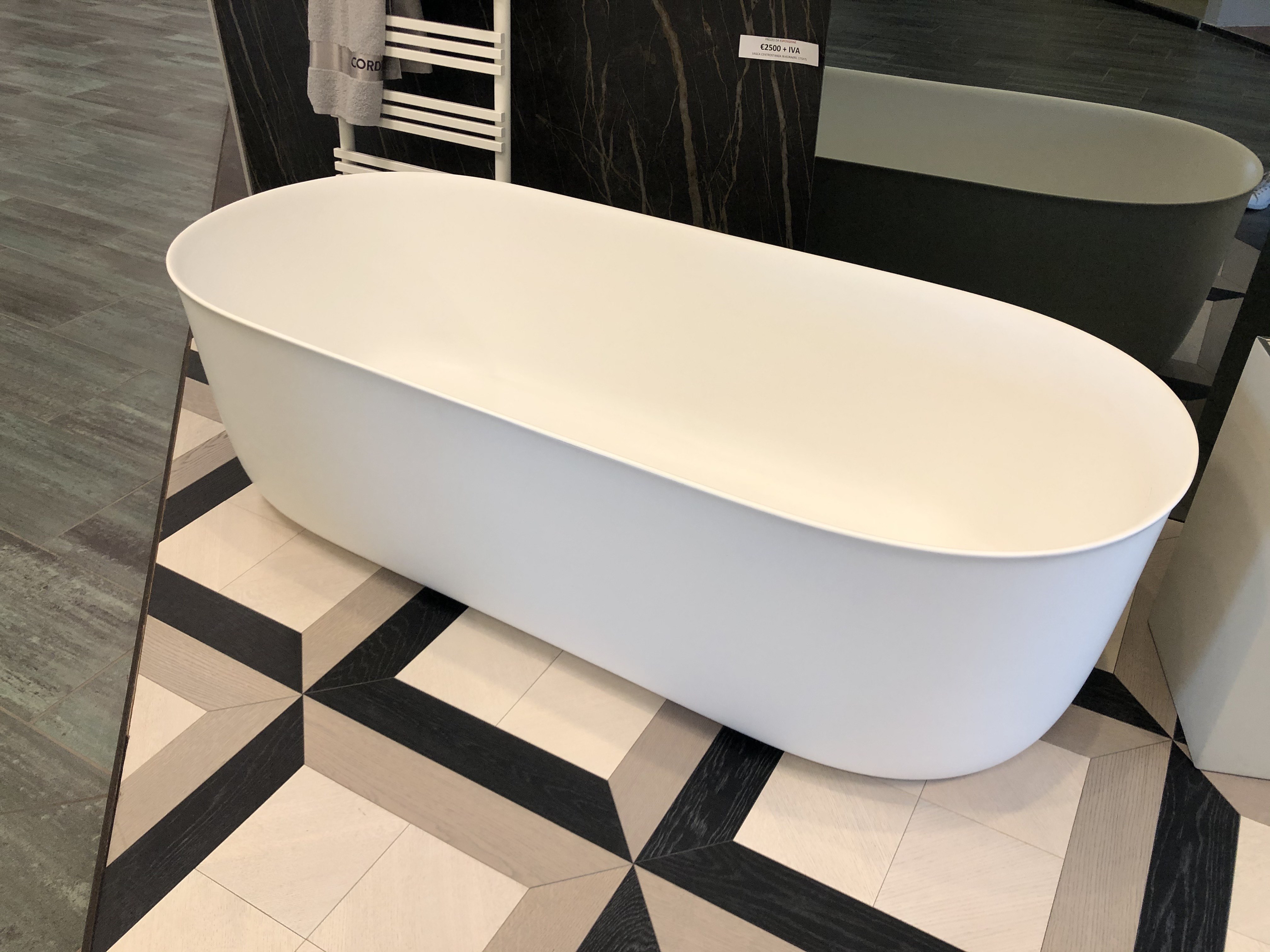 vasca da bagno centro stanza in corian Pellizzari prezzo esposizione